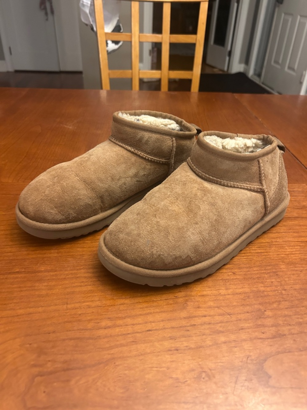 Like New women’s size 7 Ugg low boots in tan